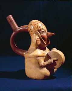 Jarrón de estribo en forma de hombre tocando un tambor, 200-800